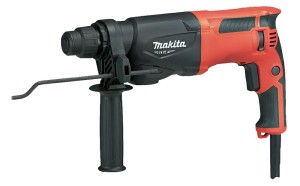 Młotowiertarka Makita model M8700 o mocy 710W oraz energii udaru 1,9J