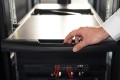 Digitus Konsola modułowa z monitorem TFT o przekątnej 19” (48,3 cm), 16-portowym przełącznikiem KVM & touchpadem, klawiatura amerykańska - 2614366