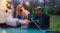 Przenośna elektrownia APC OffGrid 730, 738 Wh litowo-jonowa, LCD, 2 gniazda CEE 7/3 Schuko, Sinewave, 3 USB-A, 2 USB-C, Ładowarka bezprzewodowa - 2767959
