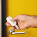 Yale Zestaw startowy inteligentnego alarmu 6 elementów - Centralka, Syrena, Klawiatura, Pilot, Czujnik ruchu, Czujnik okno/drzwi - 2892014
