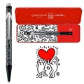 Caran d’Ache Długopis szwajcarski 849 Keith Haring, kolor czarny w metalowym pudełku - 2909641