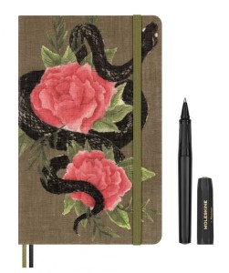 Moleskine x Kaweco Zestaw zawiera pudełko, notatnik Rok Węża i czarny długopis Kaweco, naklejki i dwie koperty na szczęście.