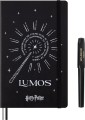 Moleskine Magiczny Zestaw Harry Potter: czarny notatnik L (w linię) z świecącym w ciemności napisem Lumos oraz czarny długopis Kaweco. - 2961954
