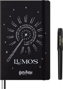 Moleskine Magiczny Zestaw Harry Potter: czarny notatnik L (w linię) z świecącym w ciemności napisem Lumos oraz czarny długopis Kaweco.