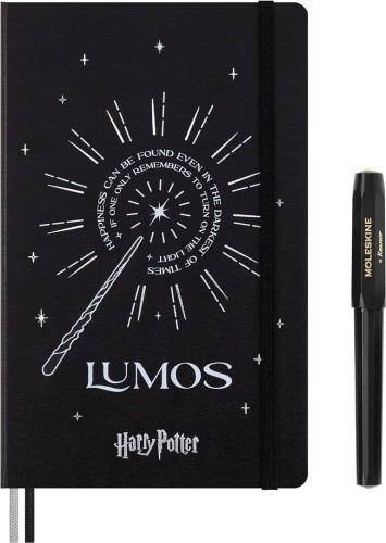 Moleskine Magiczny Zestaw Harry Potter: czarny notatnik L (w linię) z świecącym w ciemności napisem Lumos oraz czarny długopis Kaweco. - 2961954