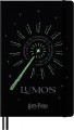 Moleskine Magiczny Zestaw Harry Potter: czarny notatnik L (w linię) z świecącym w ciemności napisem Lumos oraz czarny długopis Kaweco. - 2961957
