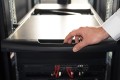 Digitus Konsola modułowa z monitorem TFT o przekątnej 19” (48,3 cm), 8-portowym przełącznikiem KVM & touchpadem, klawiatura amerykańska - 2804849