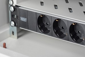 Listwa zasilająca DIGITUS do szaf 10" RACK 3xSchuko, 2m 1xSchuko, 16A, aluminiowa